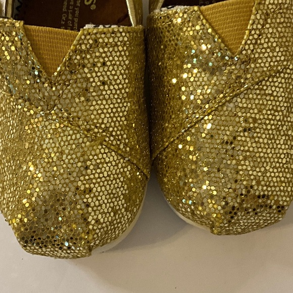 TOMS Kids Shimmering Gold Dress Shoes - Picture 3 of 4